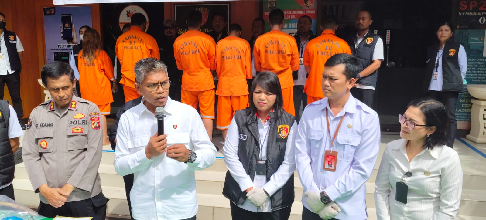 Enam tersangka kasus dugaan persekusi terhadap tiga remaja, diamankan Ditreskrimum Polda Bali, Rabu (7/5/2025).