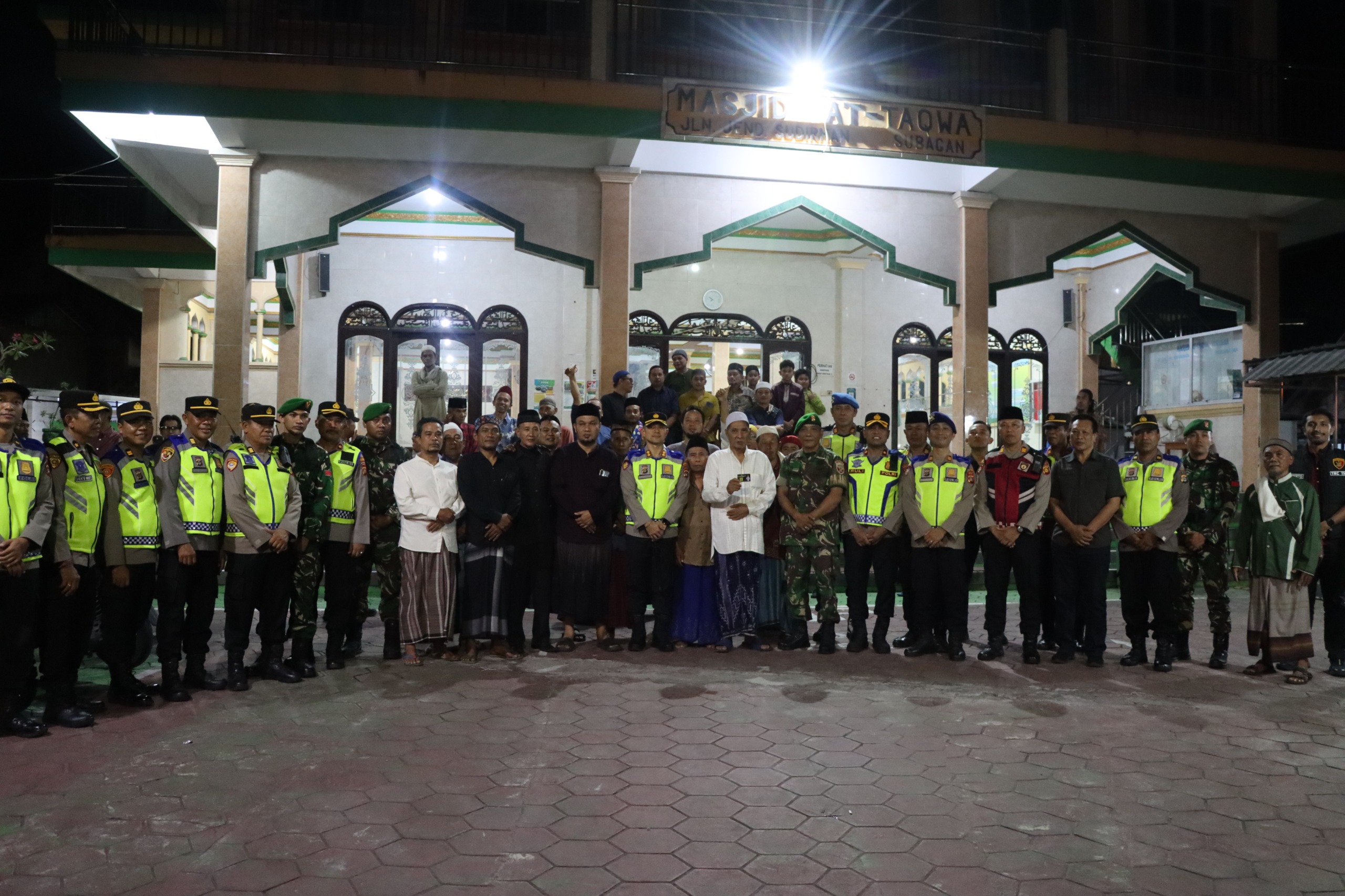 Foto IST: Polda Bali dan personel jajaran melakukan pengamanan saat malam takbir menyambut Idul Adha, Kamis (5/6/2025).