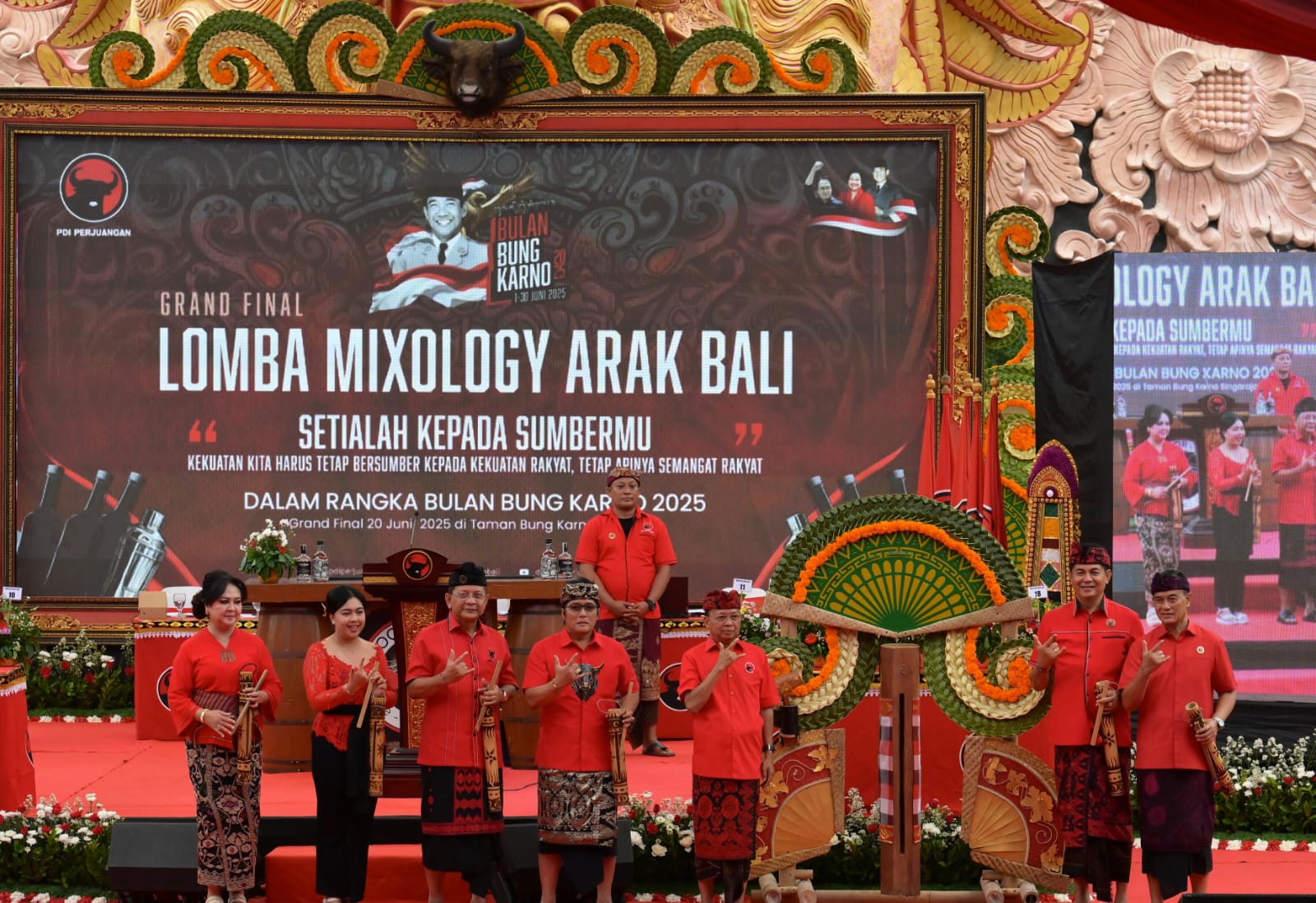 koster-Buka-Festival-Arak Foto IST: Ketua DPD PDIP Bali sekaligus Gubernur Bali Dr. Ir. Wayan Koster, MM., resmi membuka lomba Mixologi Arak Bali, Jumat (20/6/2025) di Ruang Terbuka Hijau Taman Bung Karno, Singaraja.