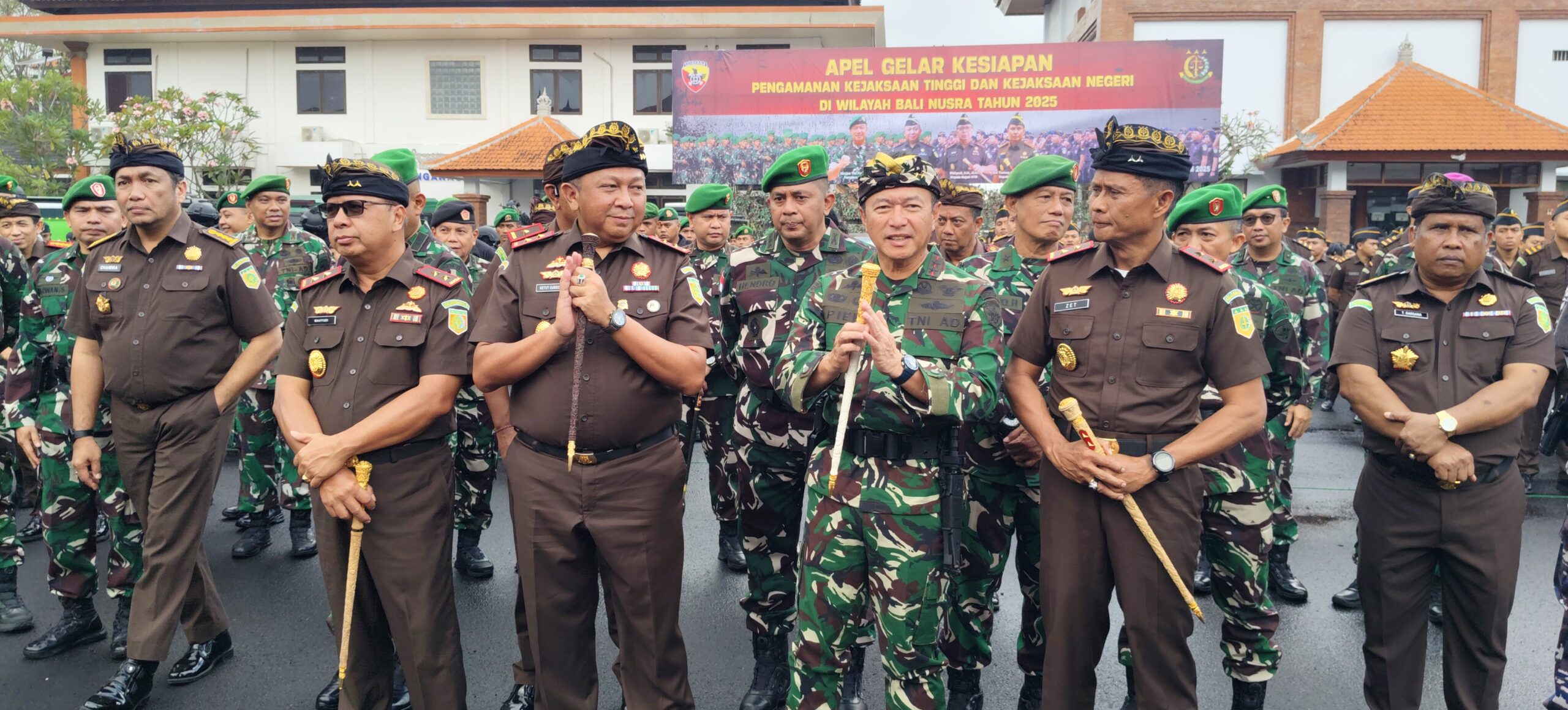 Ket Foto: Kepala Kejaksaan Tinggi Bali Dr. Ketut Sumedana, S.H., M.H., bersama jajaran Pangdam IX/Udayana Mayjen TNI Piek Budyakto, dan lainnya, Senin (28/7/2025).