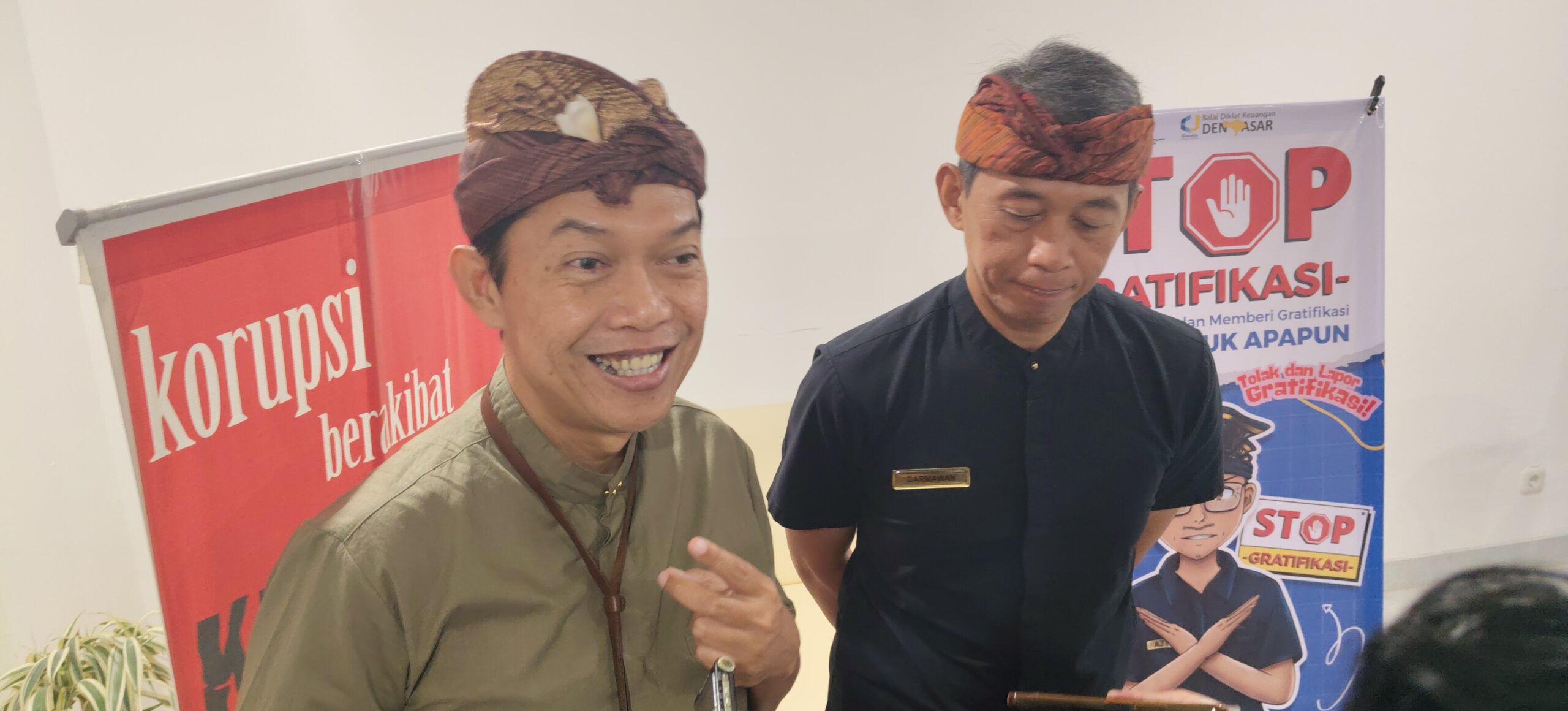 Ket Foto: Kiri-kanan - Muhamad Mufti Arkan selaku Kepala Kanwil DJPb Provinsi Bali dan Darmawan selaku Kepala Perwakilan Kementerian Keuangan Provinsi Bali, dalam sesi doorstop wartawan di Aula Balai Diklat Keuangan Denpasar, Jl. Dr. Muwardi No. 8, Renon, Densel, Kamis (31/7/2025).