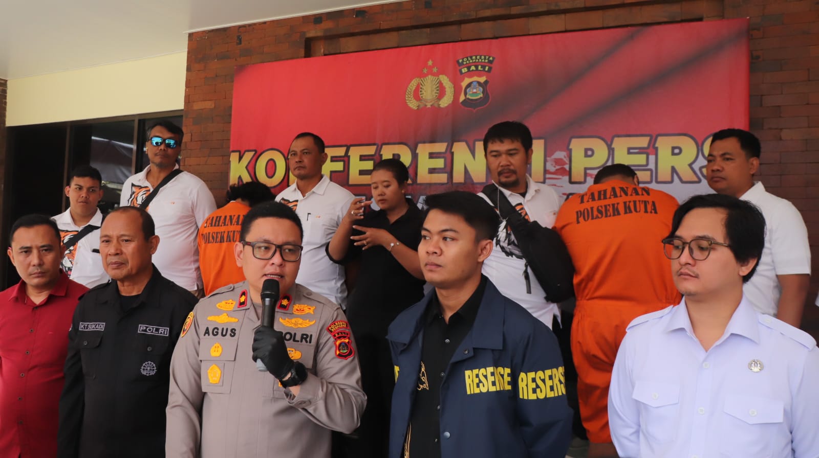 Ket Foto: Dua WNA inisial TH (35) dan EVP (34) diamankan Polsek Kuta, usai mencoba mencuri dengan kekerasan, uang rupiah ratusan juta hasil tukar $ USD, Kamis (31/7/2025).
