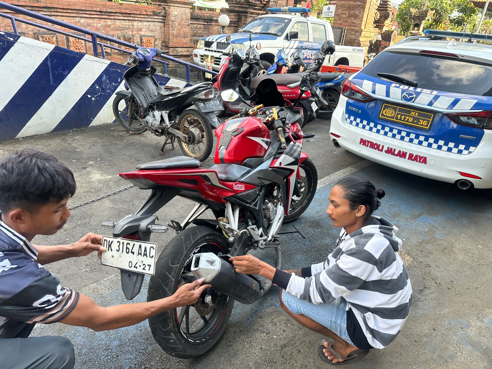 Ket Foto: Barang bukti (BB) yang diamankan Polres Badunh, yaitu: 1 unit sepeda motor Honda CBR 150 cc warna merah, Nopol. DK 3164 AAC, tanpa STNK, tanpa TNKB, dan menggunakan knalpot brong.