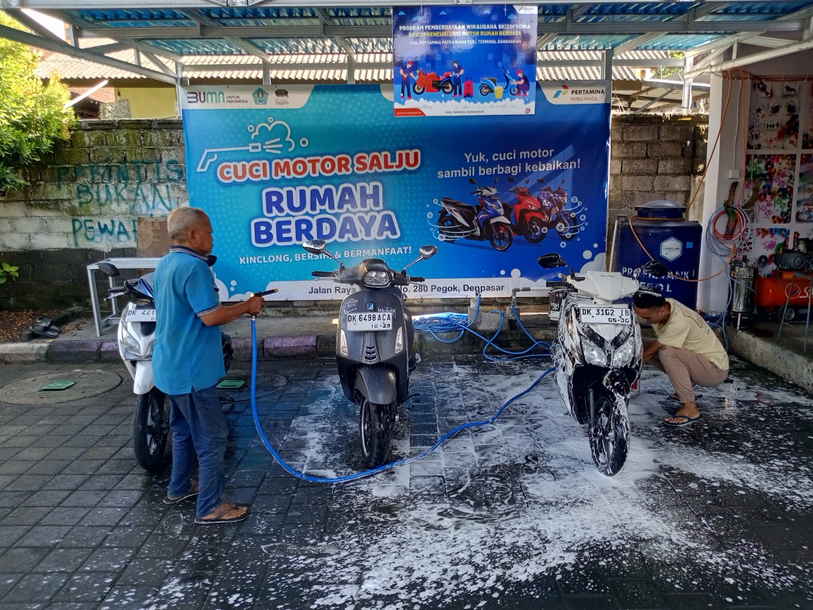 IMG-20251027-WA0223 KET FOTO: Suasana cuci motor di Rumah Berdaya Denpasar, melalui dukungan program TJSL PT Pertamina Patra Niaga Fuel Terminal Sanggaran, Bali, Senin (27/10/2025).