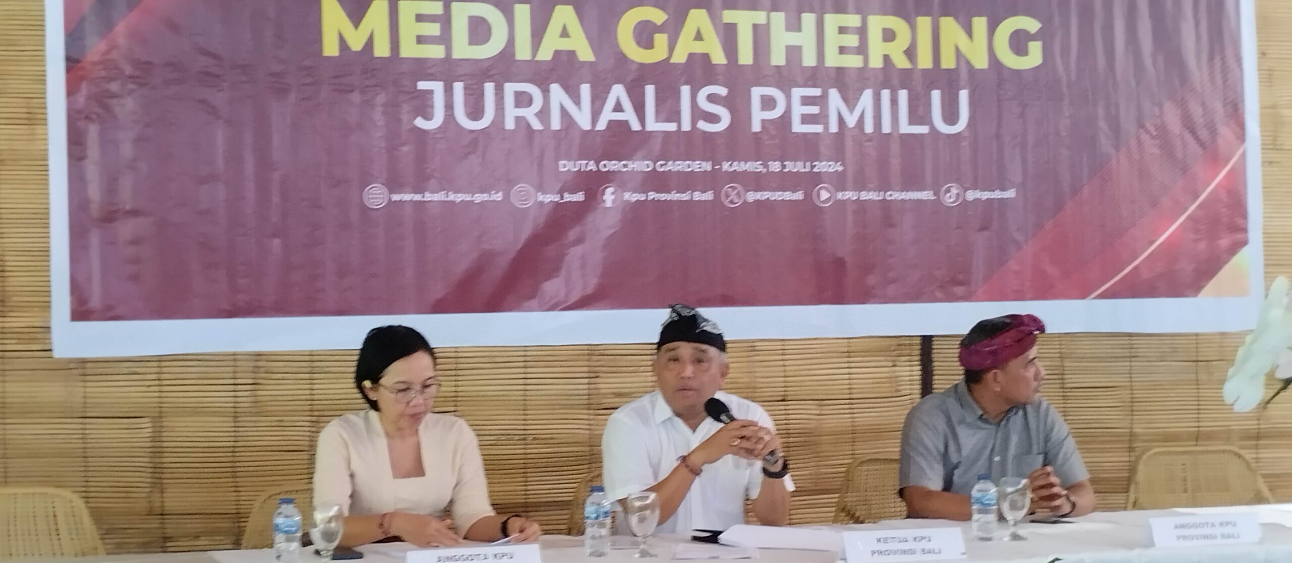 KET FOTO: Videotron ditekankan Ketua KPU Provinsi Bali I Dewa Agung Gede Lidartawan, S.TP., MP., untuk mengurangi sampah baliho jelang Pilkada 2024, Kamis (18/7/2024).