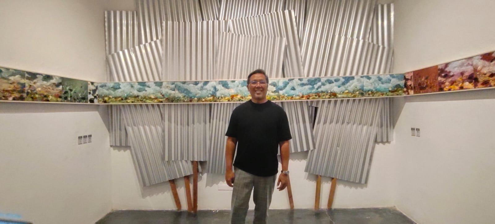 Ket Foto: Launching pameran dari pelukis senior Putu Winata, menggambarkan objek sawah di Desa Jatiluwih Kec. Penebel, Tabanan, yang belakangan penuh kritik dan perenungan pasca peristiwa pemasangan seng, Sabtu (24/1/2026).