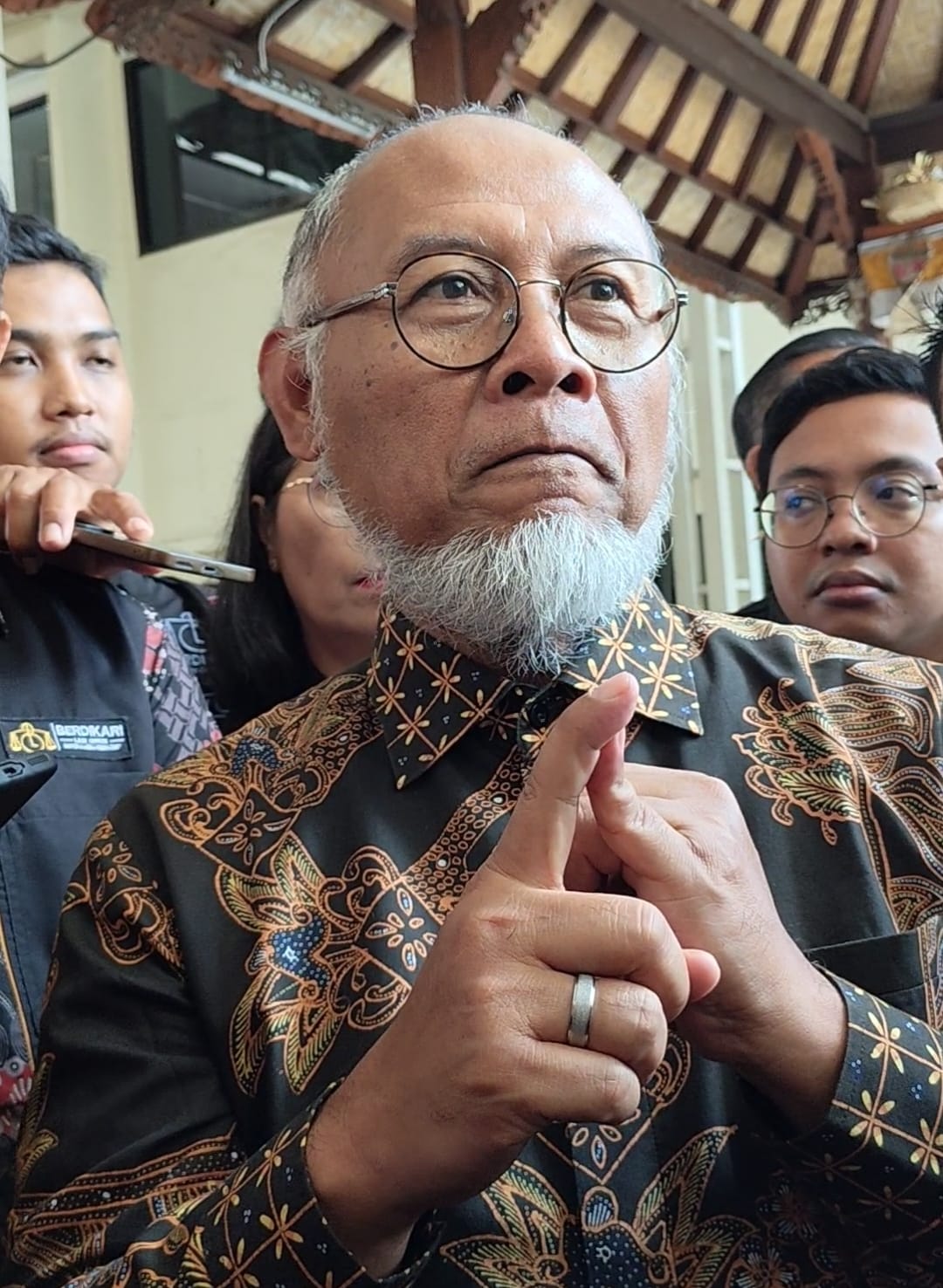 Ket Foto: Advokat sekaligus pengamat hukum nasional, Dr. H. Bambang Widjojanto, S.H., M.H., hadir ke PN Denpasar melihat langsung proses pra peradilan terhadap status tersangka dialamatkan terhadap Ketua BPN Bali I Made Daging, Jumat (30/1/2026).