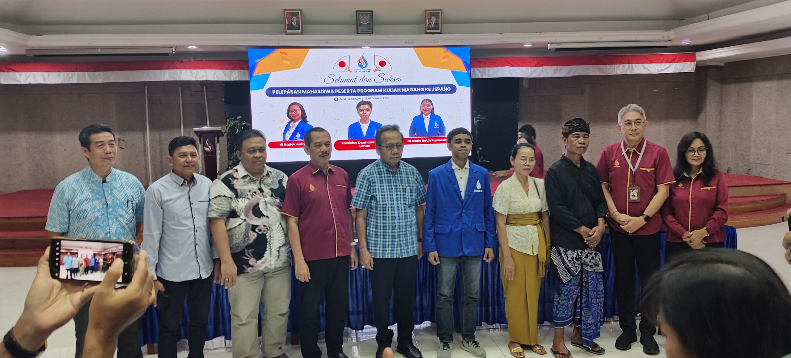 Ket Foto: Suasana pelepasan tiga mahasiswa/i ke Jepang, mereka dilatih bidang kerja dan bahasa Jepang agar mahir, sehingga siap bekerja sembari kuliah daring, Rabu (7/1/2026).