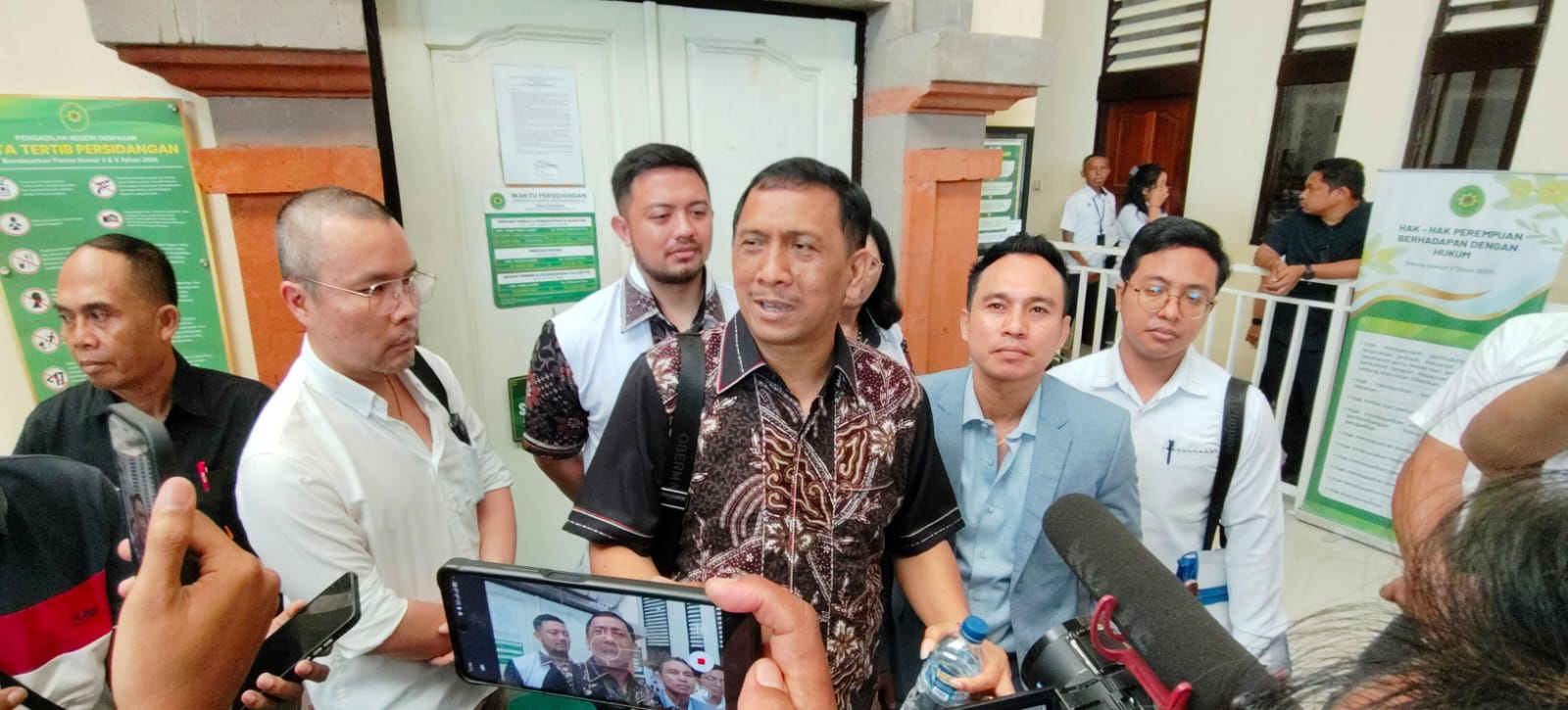Ket Foto: Sidang praperadilan ketiga dalam agenda pembacaan replik oleh pemohon, diwakili advokat GPS dan Made 'Ariel' Suardana hadir. Termohon Ditreskrimsus Polda Bali hadir pula diwakili Kasubbidbankum Bidkum Polda Bali AKBP Nyoman Gatra, dkk, Senin (2/2/2026).