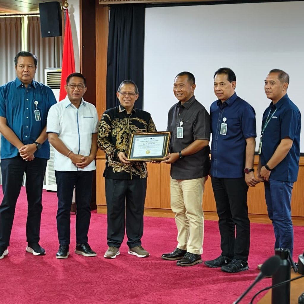Ket Foto: Bank BPD Bali, resmi menerima Sertifikat Rekognisi Penerapan Manajemen Risiko Berbasis ISO 31000:2018. Pencapaian dengan predikat "Baik/Matang" (Good/Mature Level).