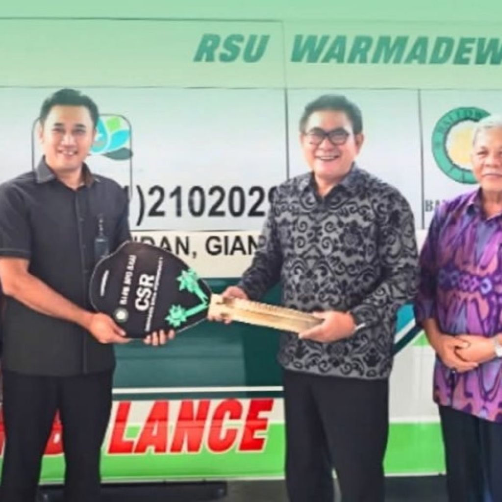 Ket Foto: Penyerahan hibah mobil ambulans dari Bank BPD Bali untuk RSU Warmadewa, Rabu (13/5/2026).