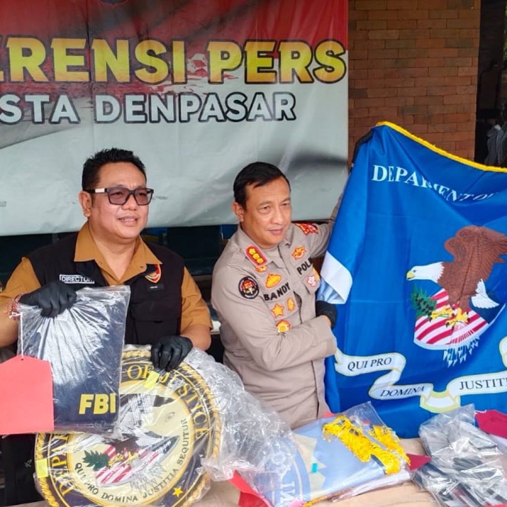 Ket Foto: Aparat kepolisian Ditreskrimum Polda Bali, Polresta Denpasar, Polsek Kuta dan Imigrasi Kelas I Khusus TPI Ngurah Rai, ungkap kasus temuan markas scamming di Guest House, Kec. Kuta, Badung, libatkan 26 WNA dan 4 WNI, Rabu (13/5/2026).
