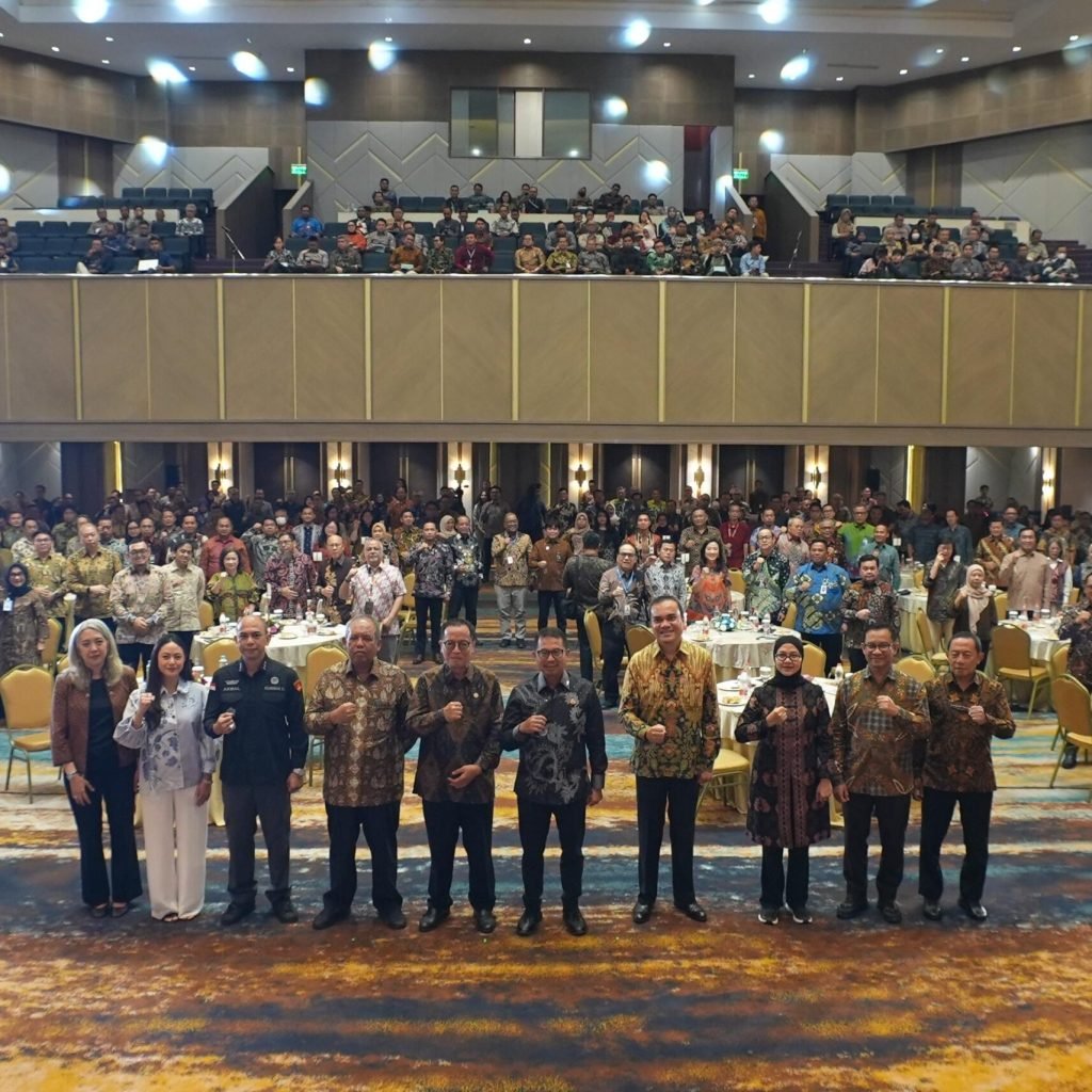 Ket Foto Ist: Tiga narasumber utama mengisi sarasehan OJK, dengan harapan industri perbankan memahami konsep Business Judgement Rule, Selasa (12/5/2026).