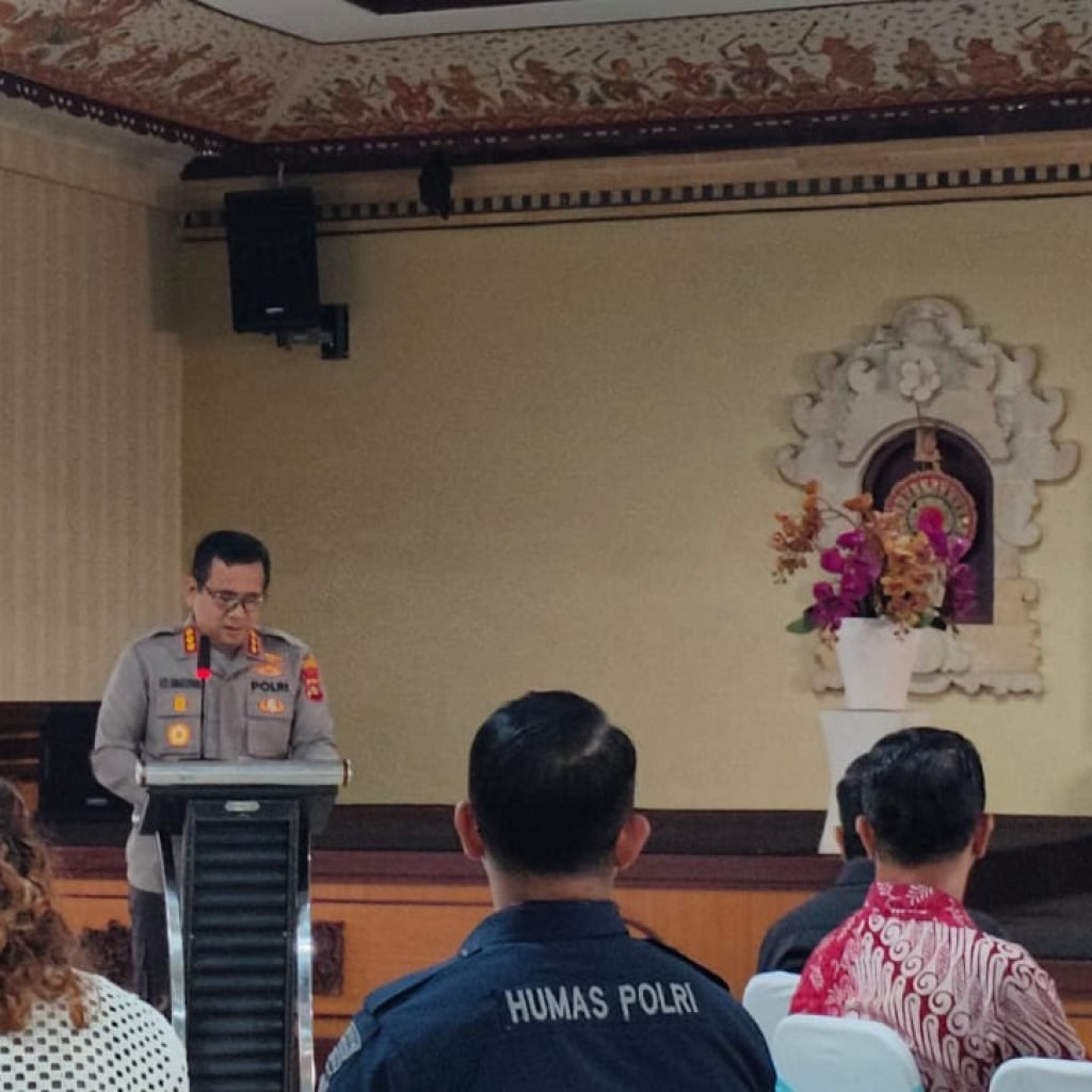 Ket Foto: Kapolresta Denpasar Kombes Pol. Leonardo D. Simatupang, S.IK., MH., dalam momentum 100 hari kerjanya, memberikan paparan dengan wartawan, Senin (18/5/2026).