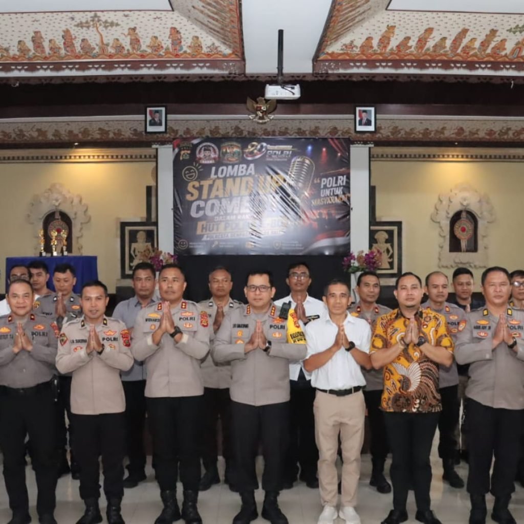 Ket Foto: Suasana akrab dan kekeluargaan di Polresta Denpasar, saat menggelar lomba Stand Up Comedi, Jumat (12/6/2026).