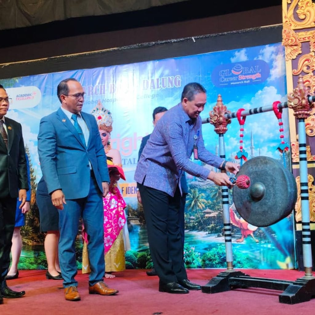Ket Foto: Bright Hospitality Awareness 2026 dibuka resmi dan dihadiri Kadis Perindustrian dan Tenaga Kerja Kab. Badung A.A. Ngurah Rai Yuda Darma, Direktur Monarch Dalung I Putu Rucita; dan Ketua Yayasan Widhi Sastra Nugraha I Nengah Yasa Adi Susanto, Senin (6/7/2026).