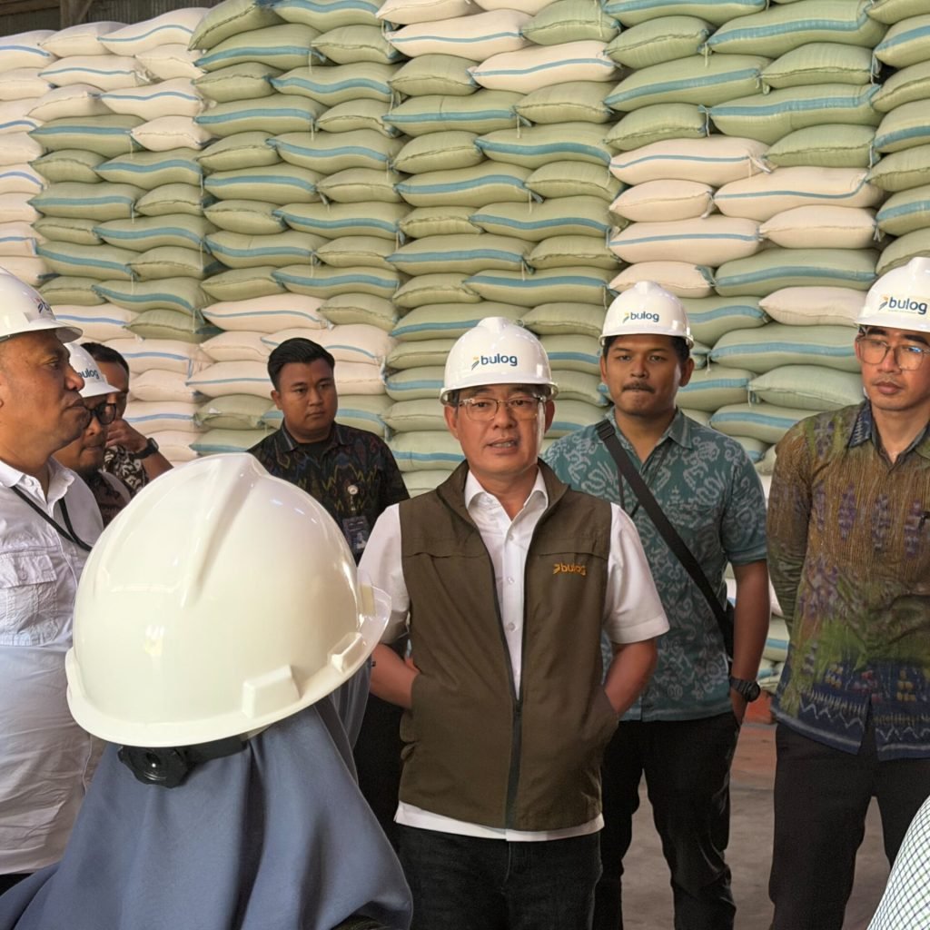Ket Foto: Kebutuhan beras di bulan Juli 2026 dipantau oleh Direktur Keuangan Perum BULOG, Hendra Susanto, stok aman untuk masyarakat.