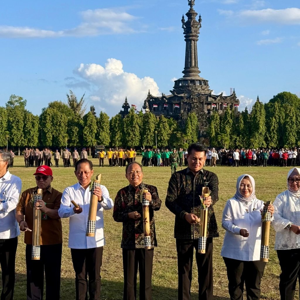 Ket Foto: Gubernur Bali Wayan Koster bersama Wakil Menteri Koordinator Bidang Pangan RI Hanif Faisol Nurofiq, hadiri kegiatan apel Pilah Sampah, Selasa (7/7/2026).