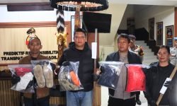 Ket Foto Ist: Suasana Kapolres Tabanan AKBP I Putu Bayu Pati, merilis pengungkapan sementara kasus dugaan penganiayaan berat yang mengakibatkan korban meninggal dunia di TKP Banjar Dinas Juwuk Legi, Desa Batunya, Kec. Baturiti, Tabanan, Minggu (26/7/2026).