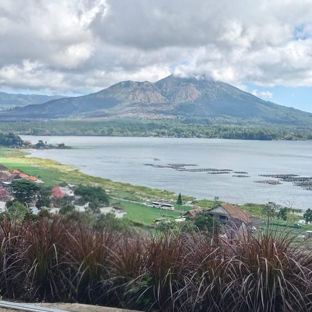 Ket Foto: Pemandangan dari jarak jauh, terhadap Gunung Batur di Desa Batur Kec. Kintamani, Bangli. Masyarakat menjaga budaya dan tradisi, beriringan dengan pariwisata berkelanjutan.