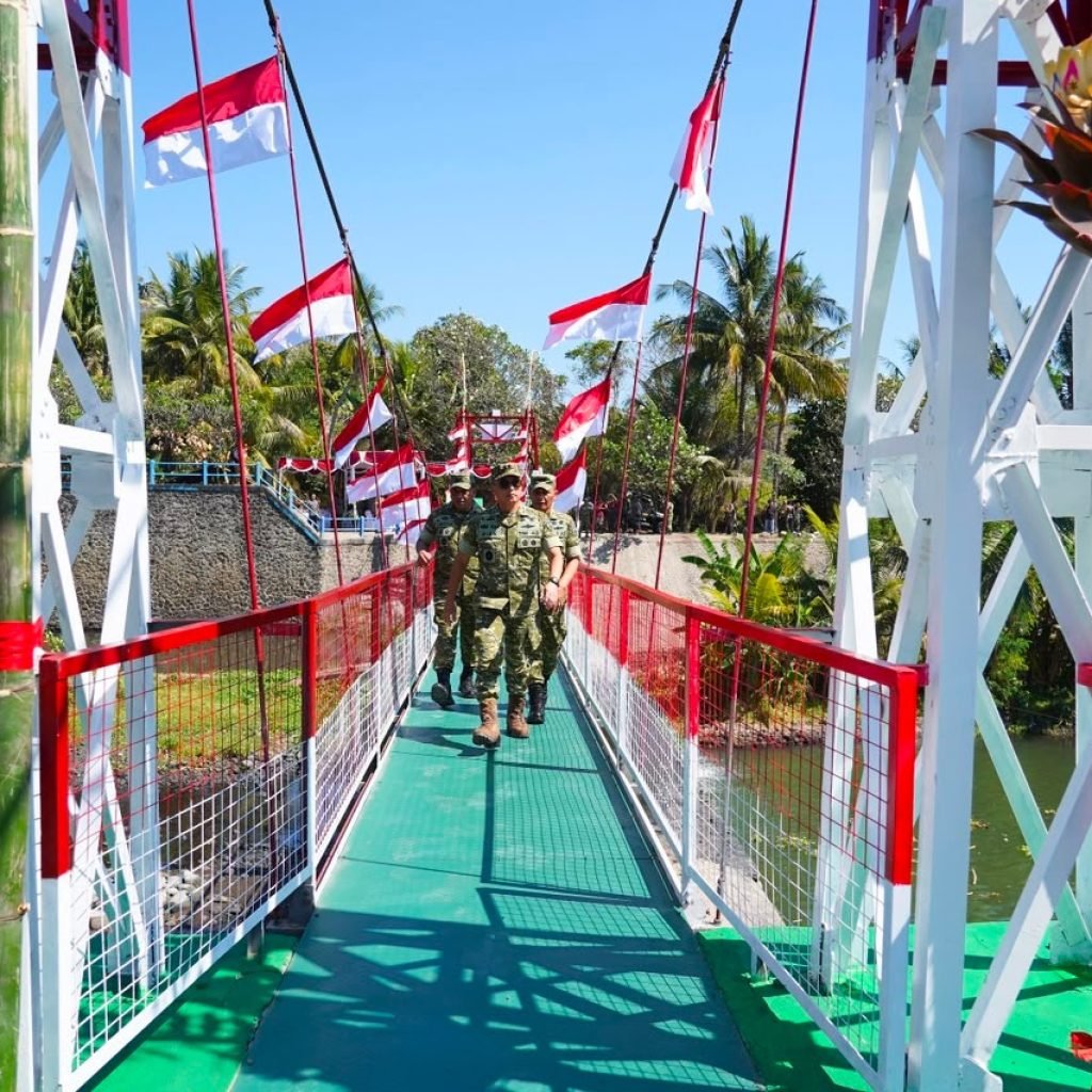 Ket Foto: Pangdam IX/Udayana Mayjen TNI Piek Budyakto resmikan Jembatan Garuda sepanjang 60 meter. Menghubungkan Desa Lokapaksa dengan Desa Ringdikit, Kec. Seririt, Buleleng, Kamis (13/8/2026).