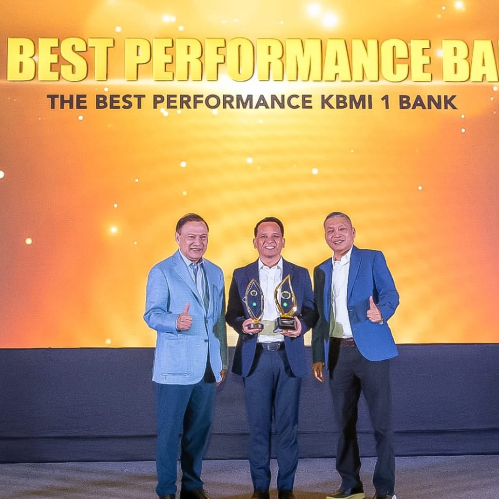 Ket Foto Ist: Penerimaan penghargaan Bank BPD Bali pada Ajang 31st Infobank Award 2026, diterima oleh Direktur Utama Bank BPD Bali, I Nyoman Sudharma, S.H., M.H.