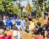 Ket Foto: Suasana pembukaan jalan di Desa Sangketan, diperkirakan mencapai 1,5 meter dan lebar 5 meter, dilakukan swadaya masyarakat Desa Sangketan dan didukung Partai Demokrat, Sabtu (12/9/2026).