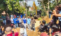 Ket Foto: Suasana pembukaan jalan di Desa Sangketan, diperkirakan mencapai 1,5 meter dan lebar 5 meter, dilakukan swadaya masyarakat Desa Sangketan dan didukung Partai Demokrat, Sabtu (12/9/2026).