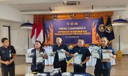 Ket Foto: Barang bukti dari operasi gabungan, ditunjukkan Imigrasi Ngurah Rai dan jajaran terkait. Diamankan 13 WNA melanggar aturan karena bekerja sebagai PSK, Jumat (18/9/2026).