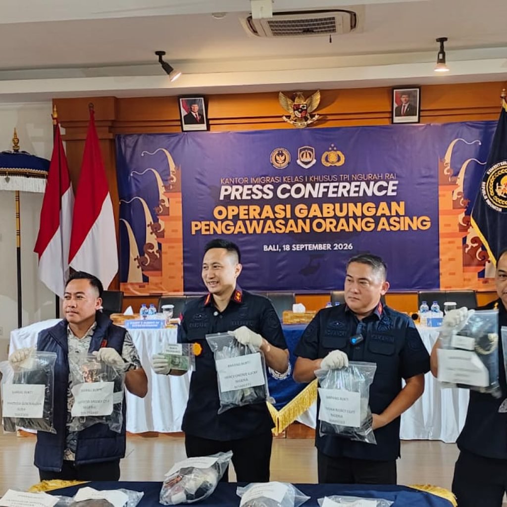 Ket Foto: Barang bukti dari operasi gabungan, ditunjukkan Imigrasi Ngurah Rai dan jajaran terkait. Diamankan 13 WNA melanggar aturan karena bekerja sebagai PSK, Jumat (18/9/2026).