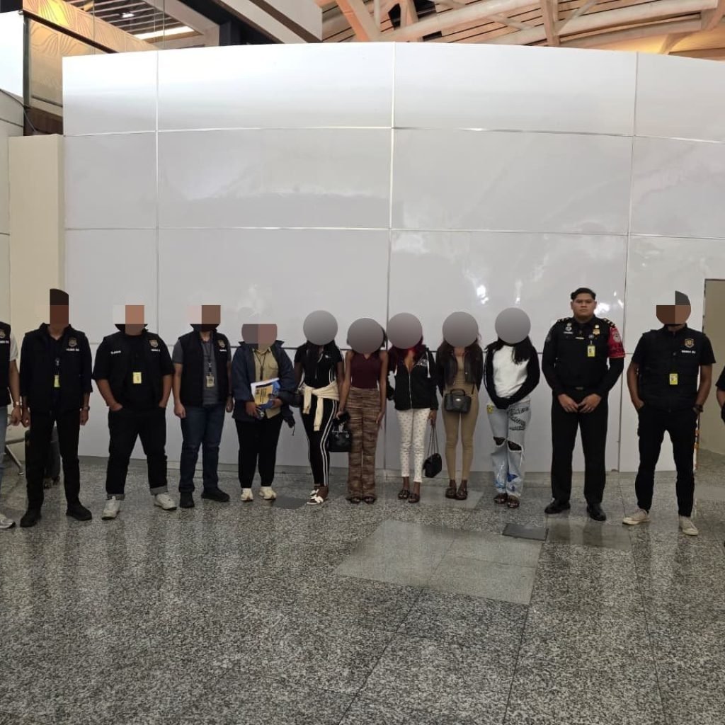Ket Foto Ist: Imigrasi Ngurah Rai, berhasil deportasi 18 WNA, di mana 10 orang di antaranya bekerja prostitusi.