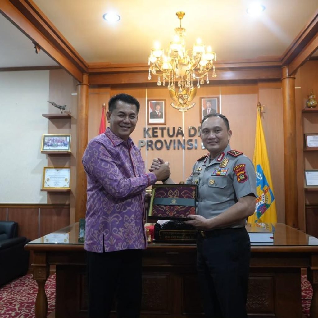 Ket Foto Ist: Resmi Menjabat, Kapolda Bali Irjen Pasma Royce Pererat Silaturahmi dengan DPRD Bali, Selasa (27/10/2026).