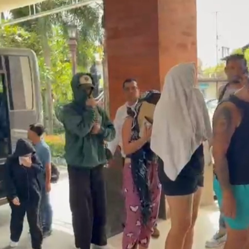 Ket Foto: Pemulangan melalui deportasi segera dilakukan Imigrasi Ngurah Rai, terhadap 26 WNA pelanggar aturan diduga merancang markas scamming lintas negara, Rabu (13/5/2026).