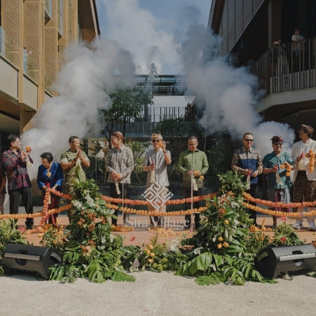 Ket Foto: Suasana pembukaan Sira Village Grand Outlet Bali, sebagai destinasi outlet premium pertama dan terbesar di Bali, Jumat (31/7/2026).