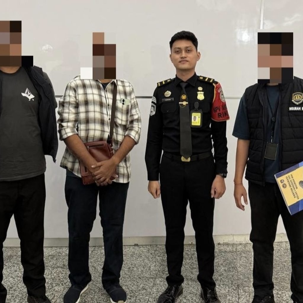 Ket Foto: Imigrasi Ngurah Rai akhirnya mendeportasi SP selaku WN India, karena diduga memiliki dua paspor berbeda identitas.