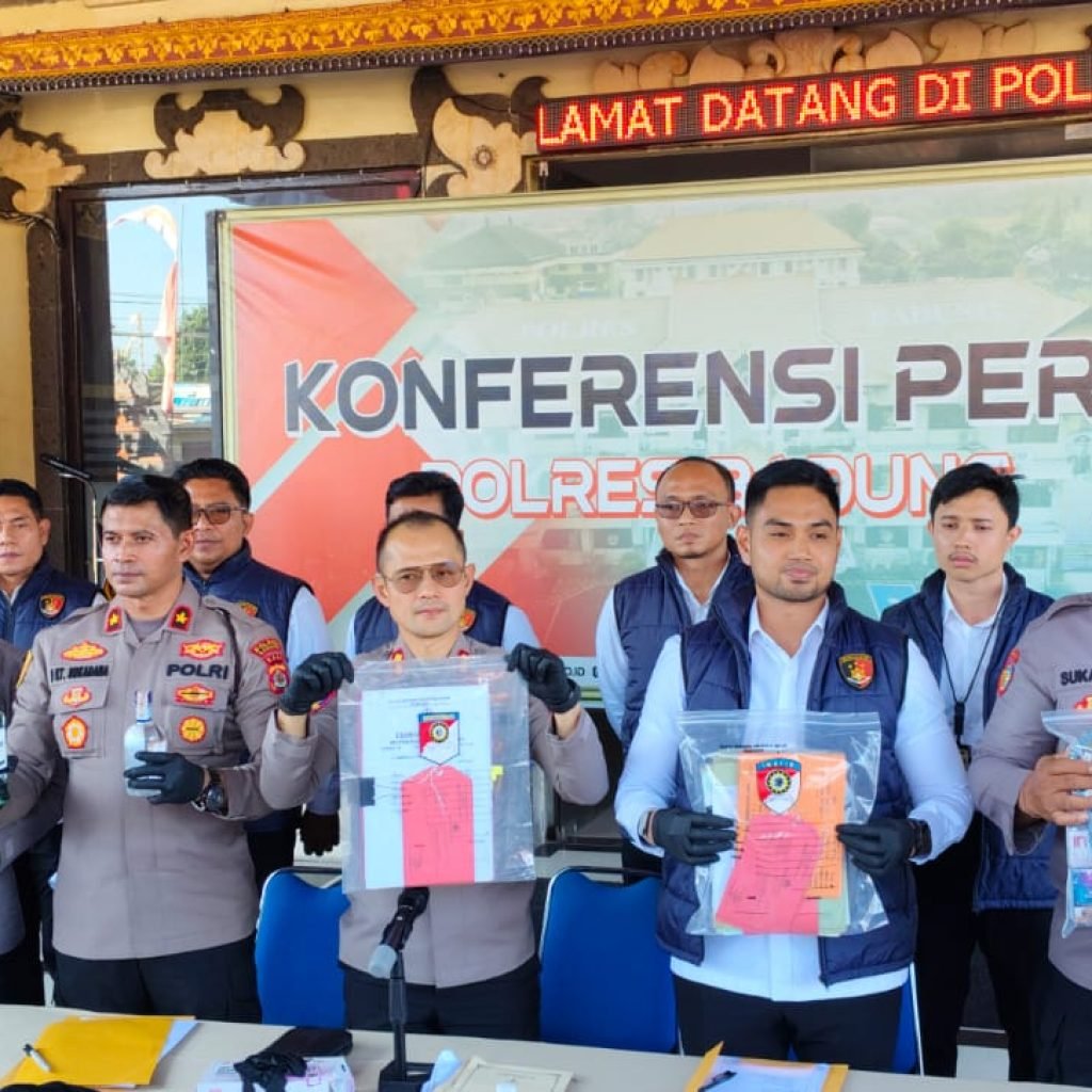 Ket Foto: Kapolres Badung AKBP Joseph Edward Purba, SH., S.IK., MH., menetapkan kepala LPD Desa Adat Mambal, terjerat Tipikor mencapai angka Rp33 Miliar, Senin (6/7/2026).