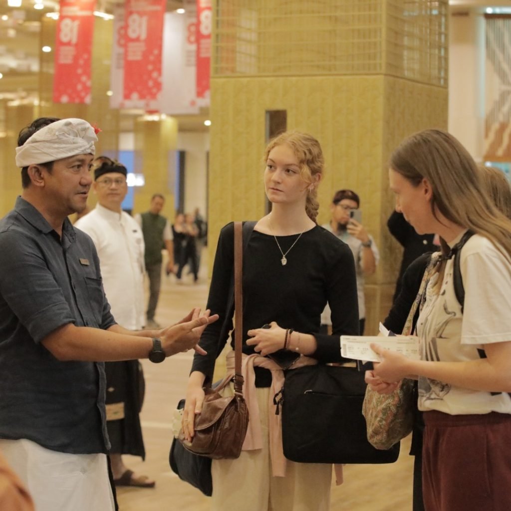 Ket. Foto: kiri ke kanan, Regional CEO Kantor Regional II PT Angkasa Pura Indonesia (Persero) Wahyudi, General Manager Bandara I Gusti Ngurah Rai Bali Nugroho Jati, saat menyambut penumpang perdana pengguna fasilitas jembatan transfer terminal, Senin (17/8/2026).