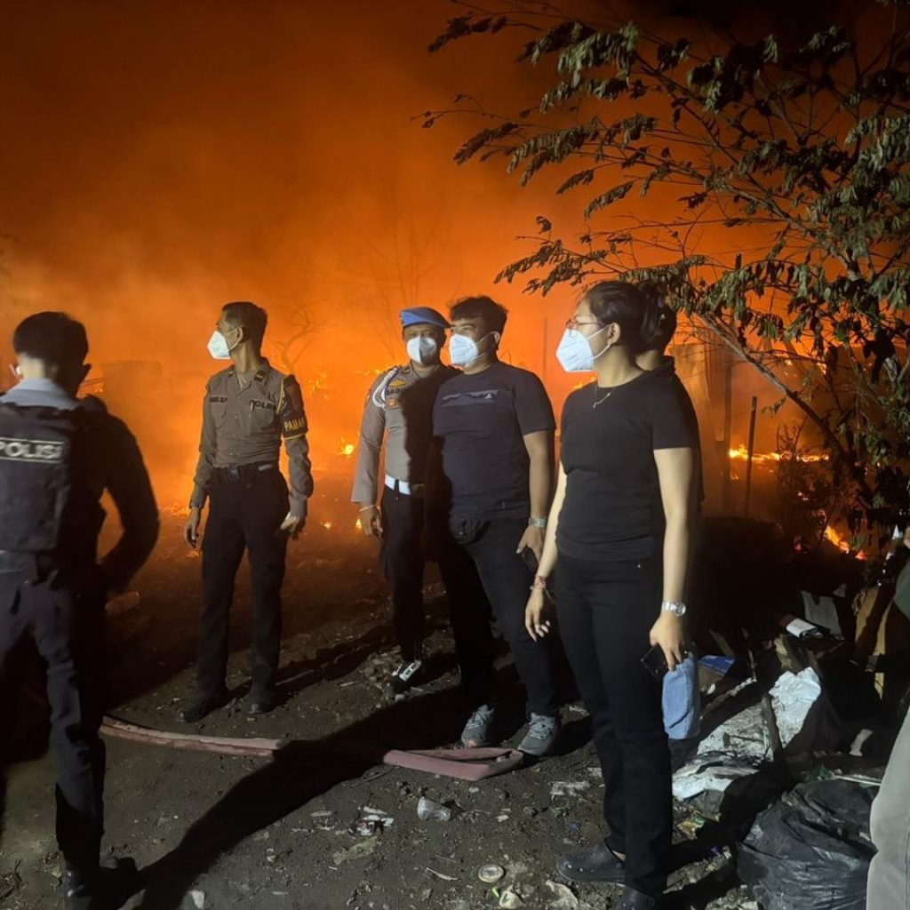 Ket Foto: Kejadian kebakaran bangunan bedeng dan tumpukan rongsokan di TKP Jalan Nakula Gang Jatayu, Denpasar, Senin (31/8/2026) Pukul 22.30 Wita.