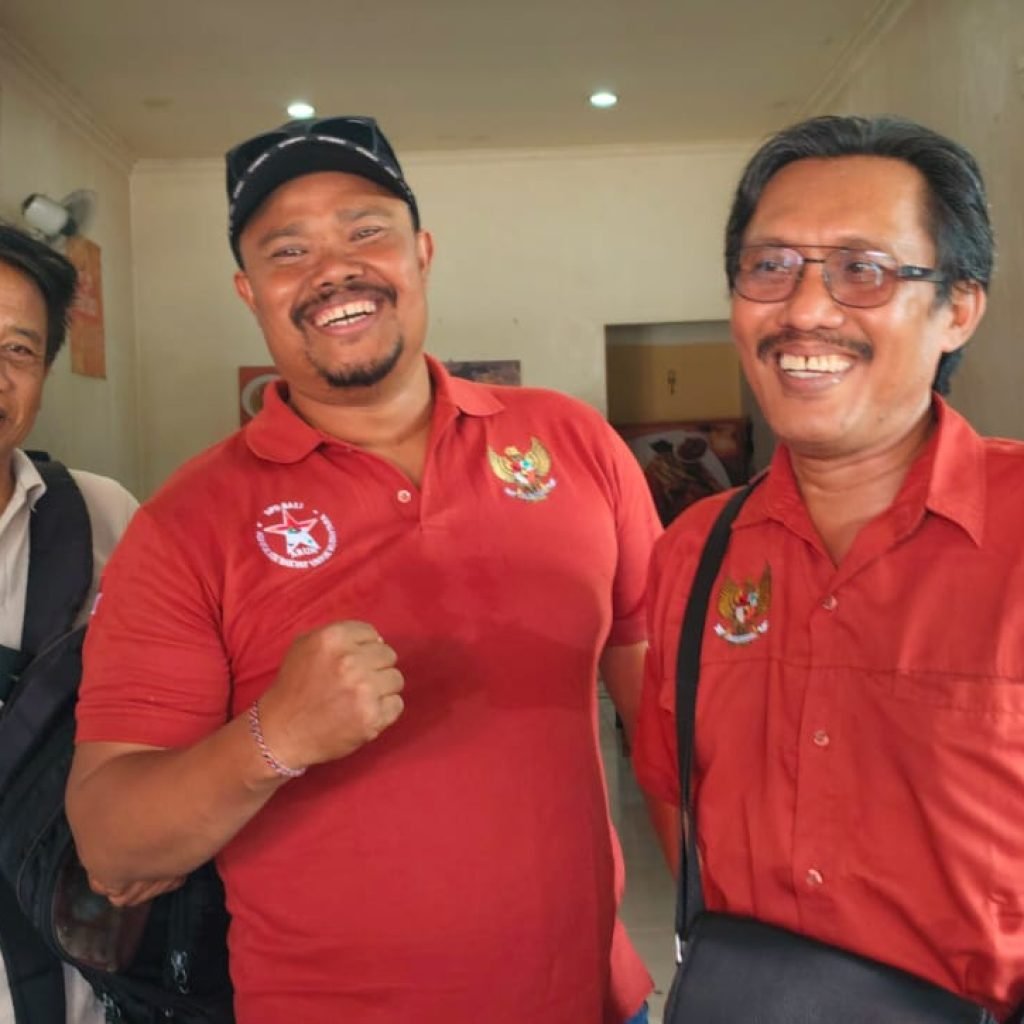 Ket Foto: Kiri-Kanan - Wayan Pagi (Mantan Ketua KUB Mina Segara Kuta), Sekretaris ARUN Bali A.A Gede Agung Aryawan, dan I Wayan Sudinarta alias Dinak, usai memberikan kesaksian di Satreskrim Polresta Denpasar, Selasa (22/9/2026).