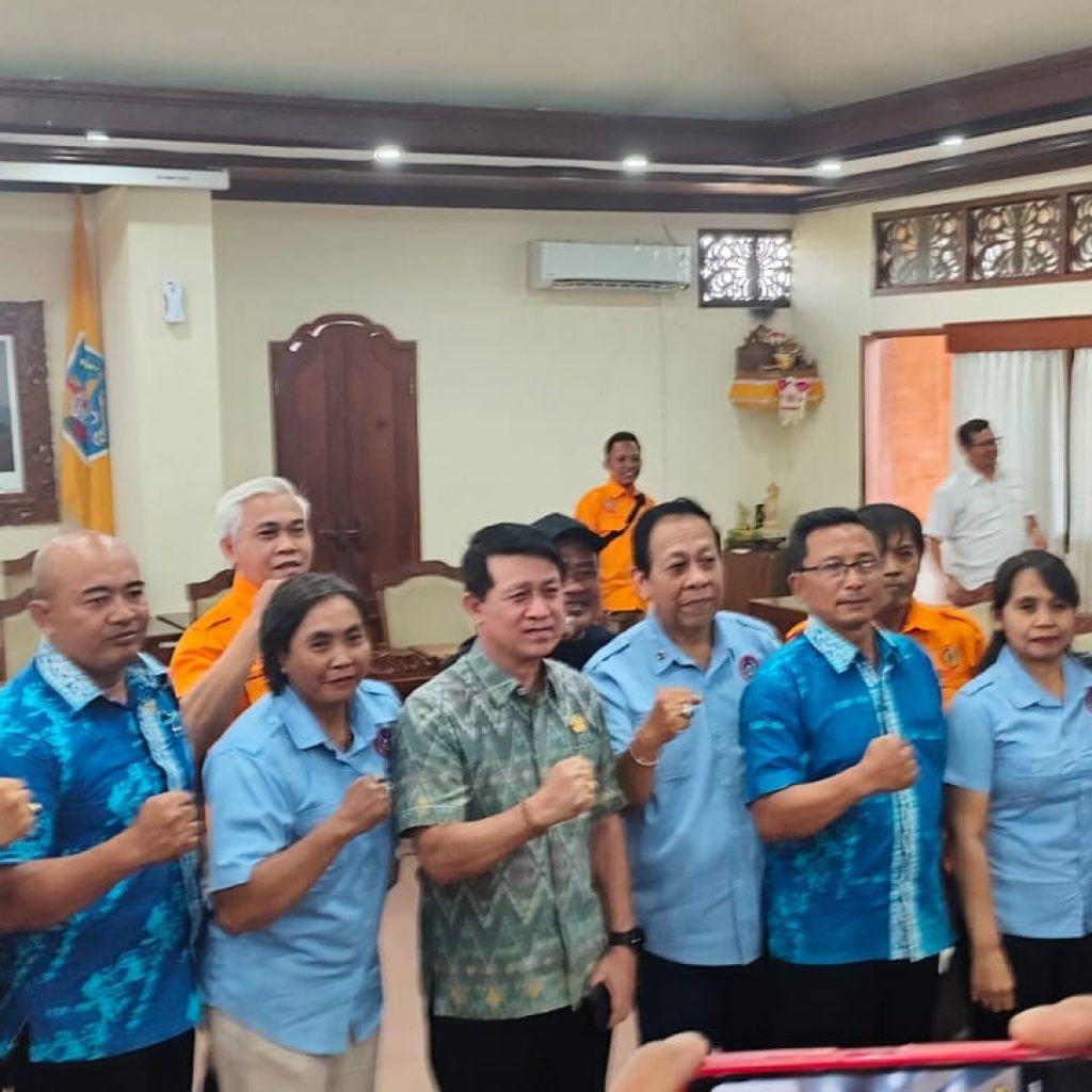 Ket Foto: Masyarakat yang tergabung dalam serikat dan aliansi pekerja di Bali, melakukan audiensi dengan Komisi IV DPRD Bali, mengenai UMP dam UMSP Bali agar mengalami peningkatan, Senin (28/9/2026).