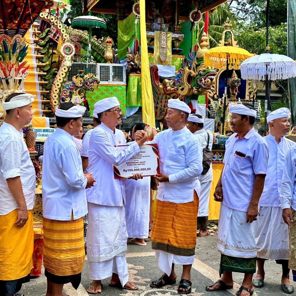 Ket Foto Ist: Program TJSL/CSR Bank BPD Bali menyerahkan bantuan penataan dan pemulihan (mrada ulang) kawasan Paduraksa di Pura Melanting, Desa Adat Banyupoh, Kec. Gerokgak, Buleleng, Sabtu (3/10/2026).