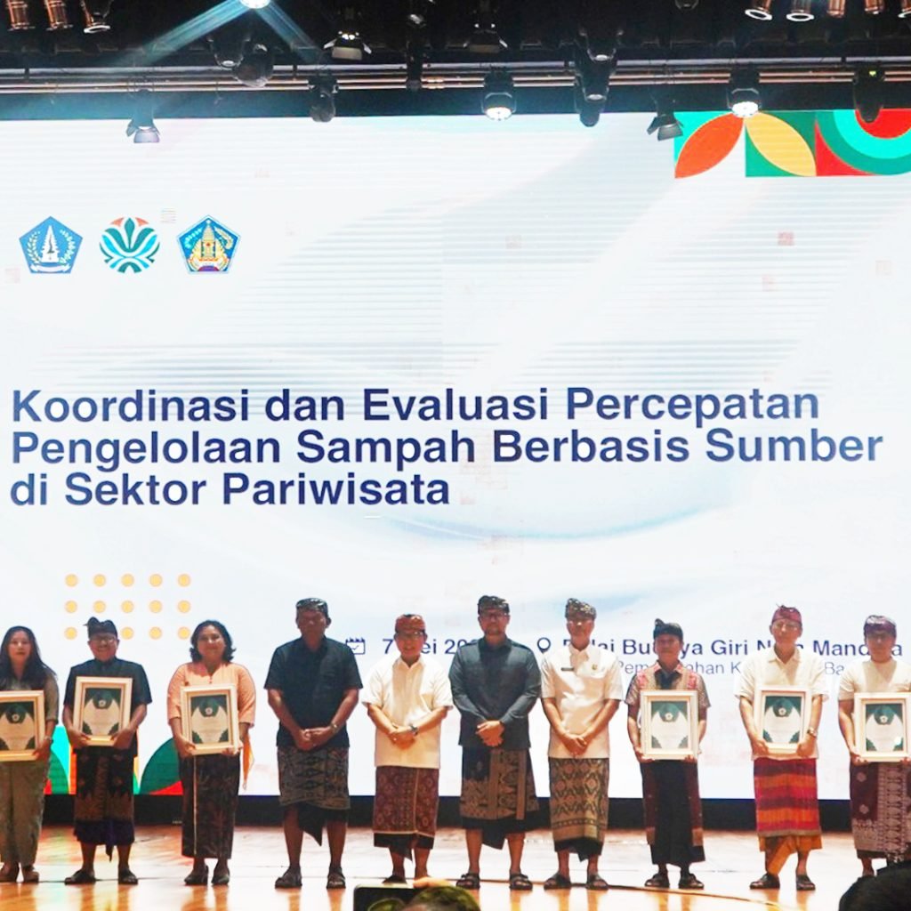 berita_260705060537_BerkontribusiAktifdalamPengelolaanSampah,BankBPDBaliTerimaPenghargaanDariPemkabBadung
