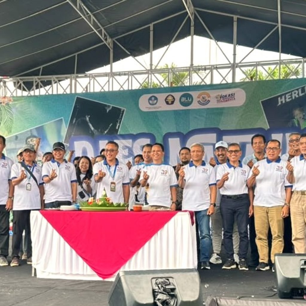 Ket Foto: Bank BPD Bali membantu pendidikan lewat beasiswa kepada mahasiswa/i Politeknik Negeri Bali (PNB) untuk tahun ajaran 2026/2027, bertepatan di puncak Dies Natalis Ke-39 Politeknik Negeri Bali, Jumat (9/10/2026).