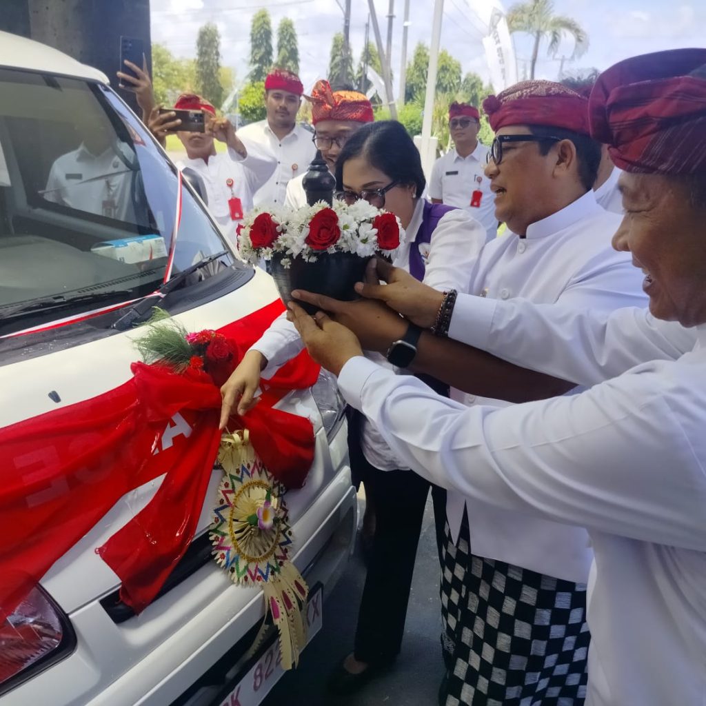 berita_261203070305_AkselerasiLayananKesehatandanEntaskanKemiskinan,BankBPDBaliSalurkanCSRAmbulansdanBedahRumahdiTabanan