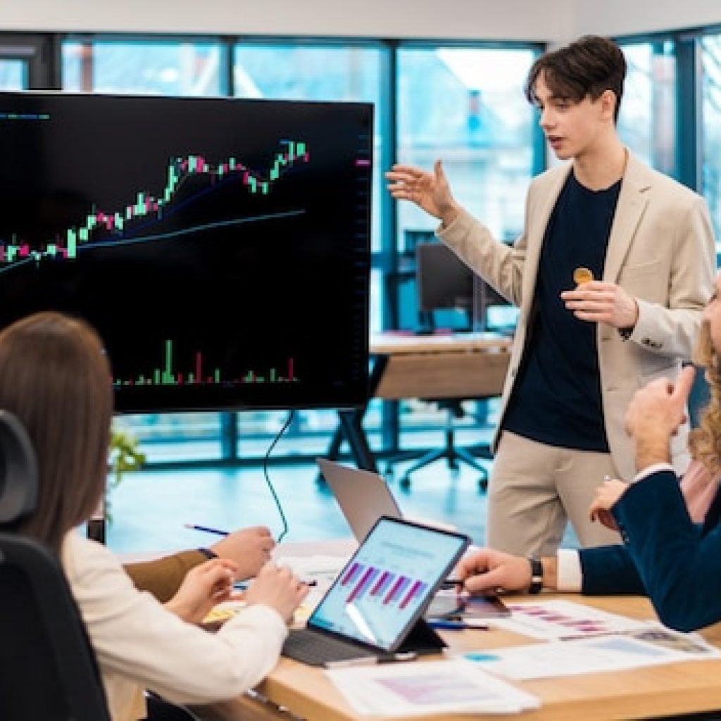 pekerja-muda-memimpin-pertemuan-bisnis-tentang-mata-uang-kripto-di-kantor_1268-21493